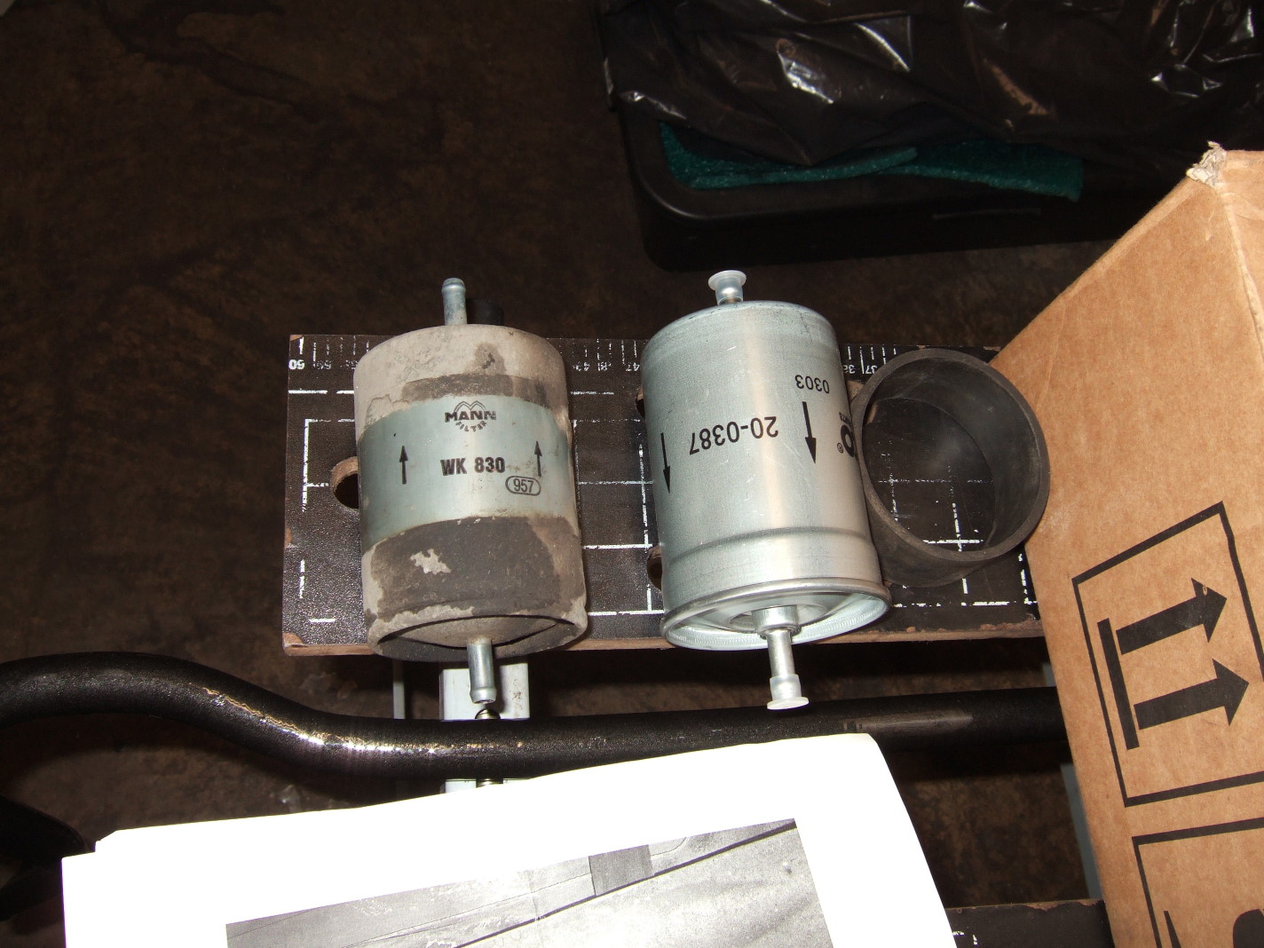 Picture 7 : Old and new fuel filter (note the different flow direction between the Mann and Vaico fuel filter).